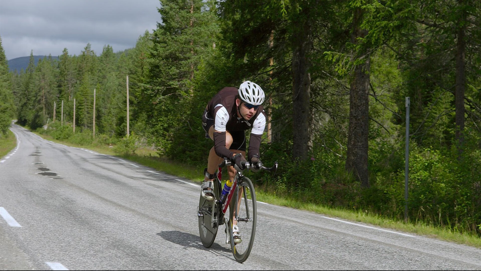国足球迷助威现场氛围热烈,国足助威球衣